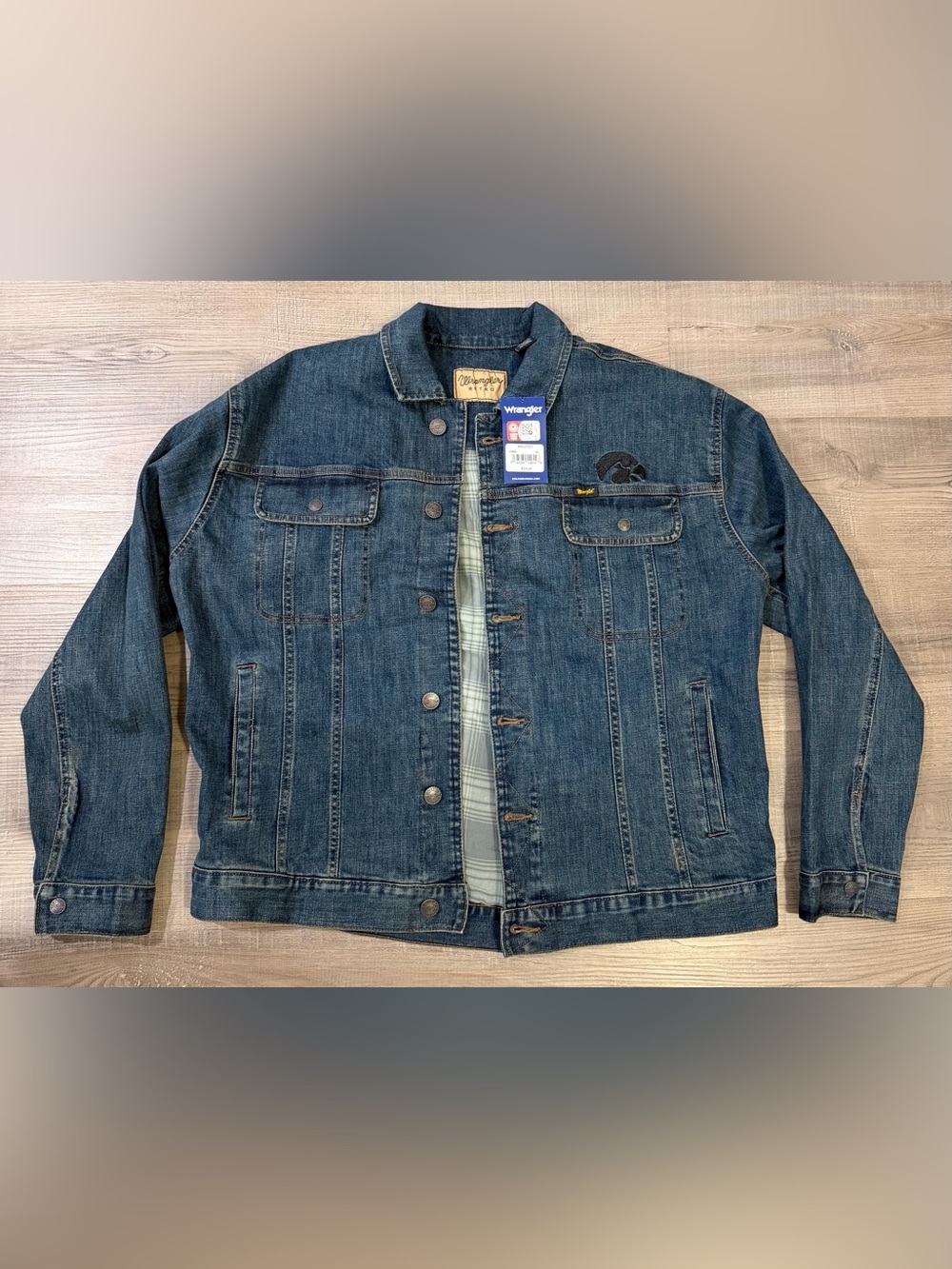 *NEW* Wrangler X Colosseum Iowa Hawkeyes Wrangler Button-Up Denim Jacket Size XL - Picture 1 of 3